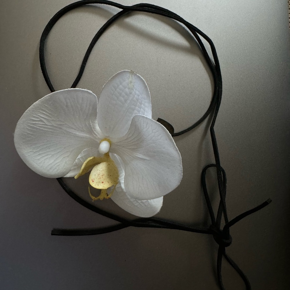Orchid necklace on leather - Picture 6 of 8